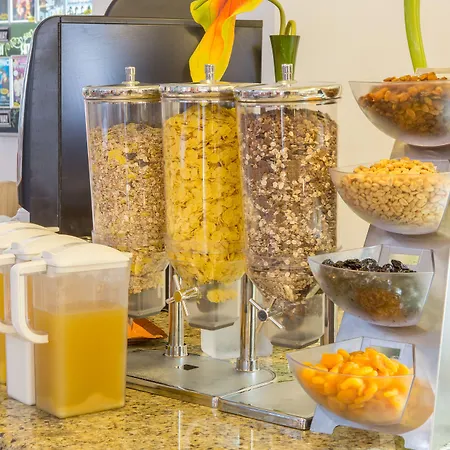 Ona Hollywood Mirage アパートホテル ロスクリスティアーノス